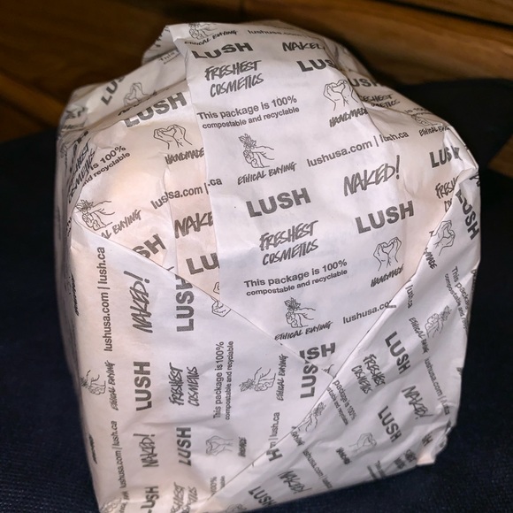 Lush Cosmetics GIANT GOLDEN WONDER BATHBOMB (LE) - Picture 3 of 5